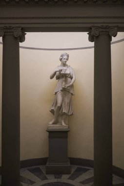 Floransa, İtalya - 01 Mart 2019 : Officina profumo-farmaceutica di Santa Maria Novella dükkanının girişindeki heykel