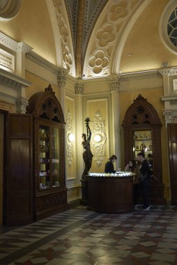 Floransa, İtalya - 01 Mart 2019 : Officina profumo-farmaceutica di Santa Maria Novella mağazasında ana salon