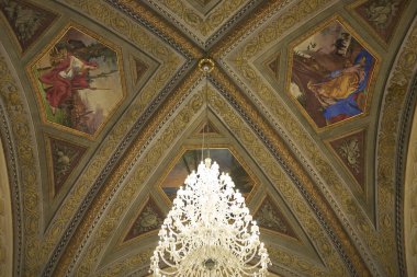 Floransa, İtalya - 01 Mart 2019 : Officina profumo-farmaceutica di Santa Maria Novella mağazasının ana salonunda avize