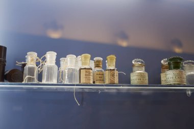 Floransa, İtalya - 01 Mart 2019 : Officina profumo-farmaceutica di Santa Maria Novella mağazasında eski ürünler şişeleri