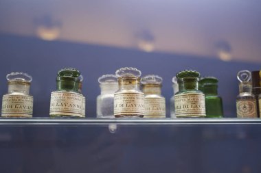 Floransa, İtalya - 01 Mart 2019 : Officina profumo-farmaceutica di Santa Maria Novella mağazasında eski ürünler şişeleri