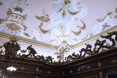 Floransa, İtalya - 01 Mart 2019 : Officina profumo-farmaceutica di Santa Maria Novella mağazasında Antica Spezieria tavan