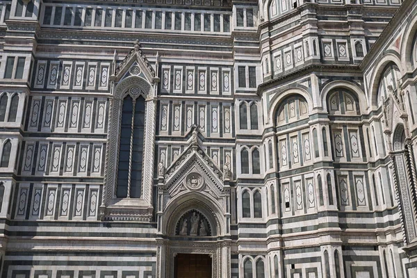 Firenze, İtalya - 21 Haziran 2018 : Floransa Katedrali'nin detayları (Cattedrale di Santa Maria del Fiore)