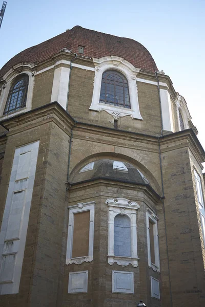 Floransa, İtalya - 27 Şubat 2019 : San Lorenzo kilisesinin görünümü