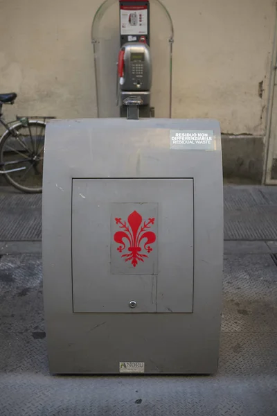 Florencja Włochy Lutego 2019 Recykling Kontenerów Ulicy — Zdjęcie stockowe