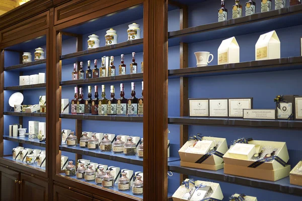 Floransa, İtalya - 01 Mart 2019 : Officina profumo-farmaceutica di Santa Maria Novella mağazasında satılan içkiler ve parlinler