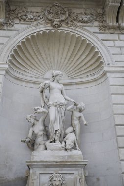Trieste, İtalya - 19 Mart 2018 : Palazzo del Lloyd Triestino'daki Teti Heykeli
