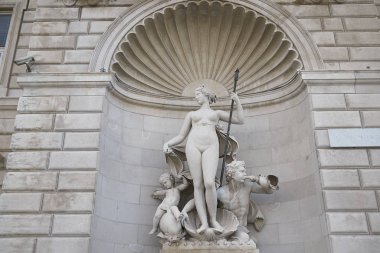Trieste, İtalya - 19 Mart 2018 : Palazzo del Lloyd Triestino'daki Venüs Heykeli