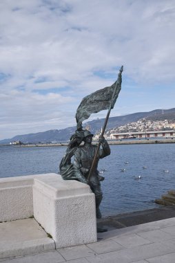Trieste, İtalya - 19 Mart 2018 : Bersaglieri ve Le Ragazze di Trieste Anıtı