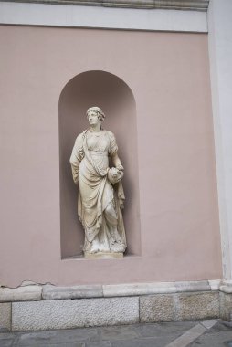 Trieste, İtalya - 19 Mart 2018 : Trieste'de Palazzo della Borsa Vecchia heykeli veya Eski Borsa binası