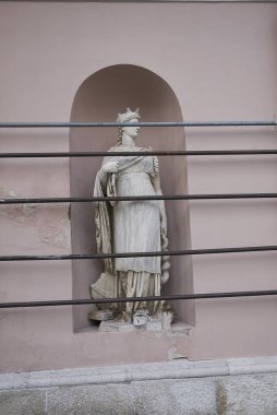 Trieste, İtalya - 19 Mart 2018 : Trieste'de Palazzo della Borsa Vecchia heykeli veya Eski Borsa binası