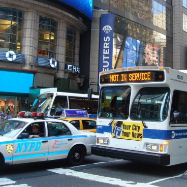 New York, Amerika Birleşik Devletleri - 24 Mayıs 2007: Times Meydanı'nda otomobil ve otobüs