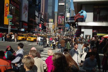 New York, Amerika Birleşik Devletleri - 04 Ekim 2008: Times Meydanı'ndaki insanlar