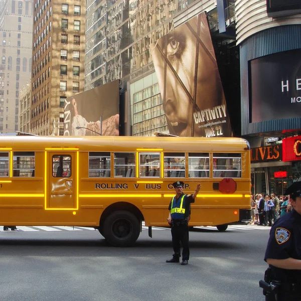Nowy Jork Stany Zjednoczone Maja 2007 Żółty Autobus Times Square — Zdjęcie stockowe