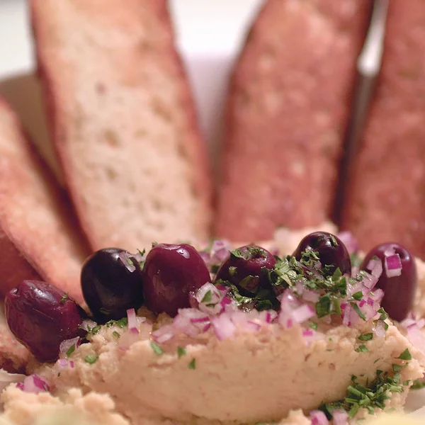 Hummus Pão Torrado Azeitonas Kalamata — Fotografia de Stock