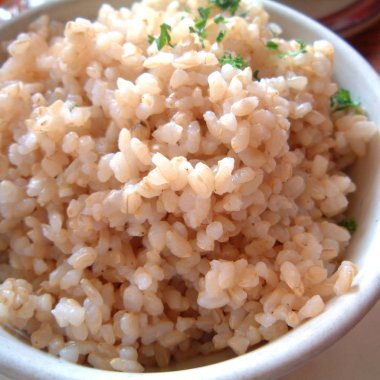 Kahverengi haşlanmış pirinç yakın