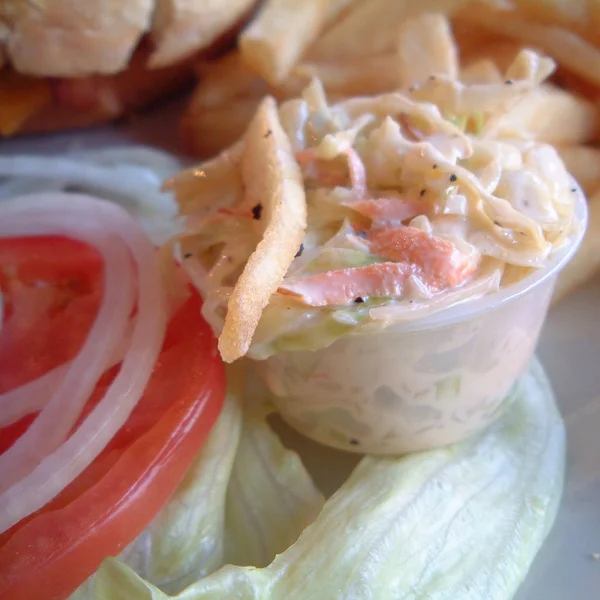 Coleslaw Domates Bir Yan Sipariş Olarak — Stok fotoğraf