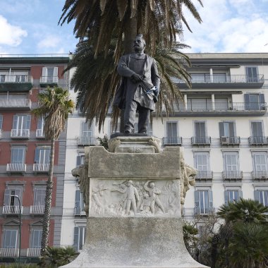 Napoli, İtalya - 13 Aralık 2014 : Giovanni Nicotera Heykeli