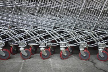 Milano, İtalya - 08 Kasım 2017 : Alışveriş sepeti