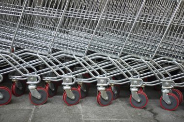 Milano, İtalya - 08 Kasım 2017 : Alışveriş sepeti