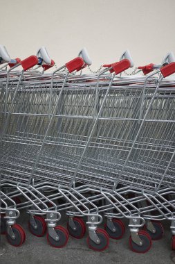 Milano, İtalya - 08 Kasım 2017 : Alışveriş sepeti