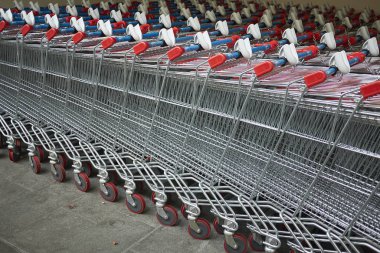 Milano, İtalya - 08 Kasım 2017 : Alışveriş sepeti