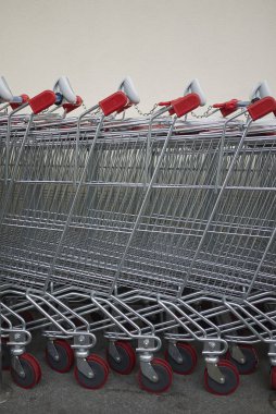 Milano, İtalya - 08 Kasım 2017 : Alışveriş sepeti