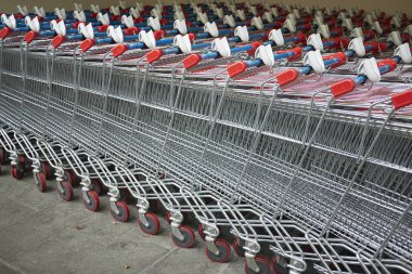 Milano, İtalya - 08 Kasım 2017 : Alışveriş sepeti