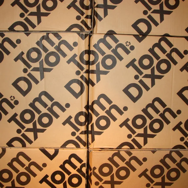 Milano, İtalya - 15 Nisan 2008: Tom Dixon kutuları                       