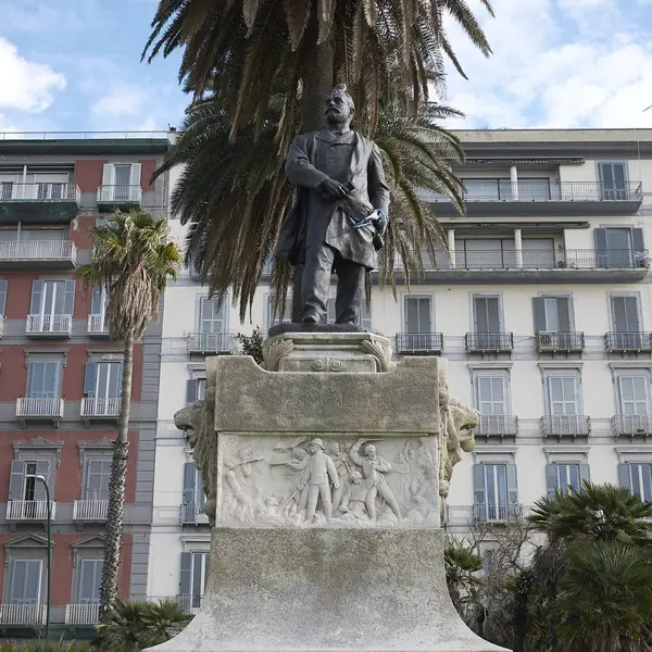 Napoli, İtalya - 13 Aralık 2014 : Giovanni Nicotera Heykeli