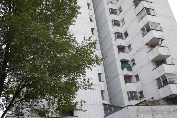 Milano, İtalya - 10 Haziran 2015 : Gratosoglio'daki gökdelen