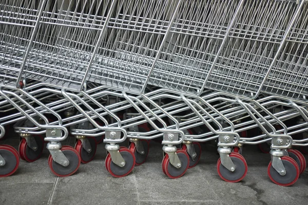 Milano, İtalya - 08 Kasım 2017 : Alışveriş sepeti