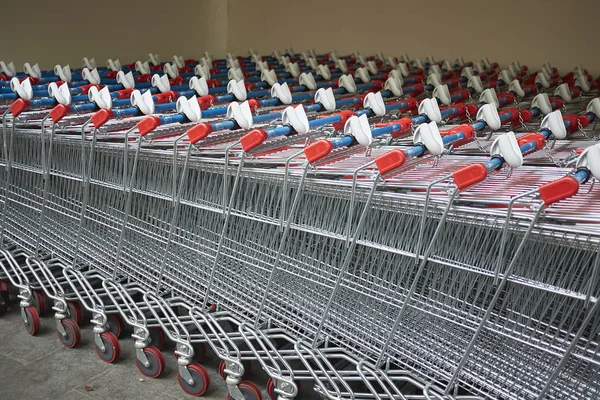 Milano, İtalya - 08 Kasım 2017 : Alışveriş sepeti