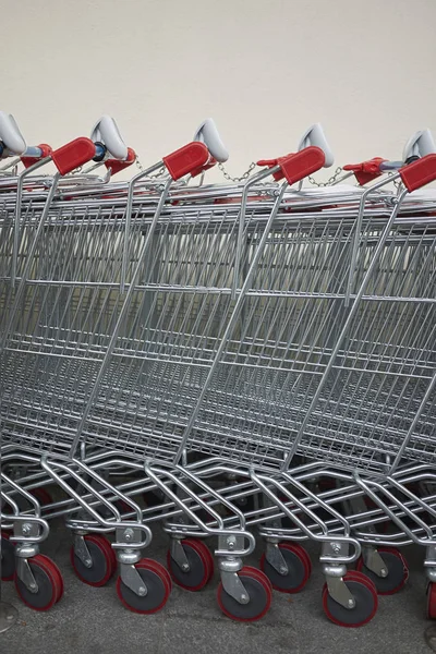 Milano, İtalya - 08 Kasım 2017 : Alışveriş sepeti