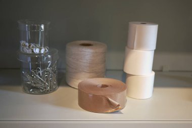 Çeşitli kırtasiyeler yakın