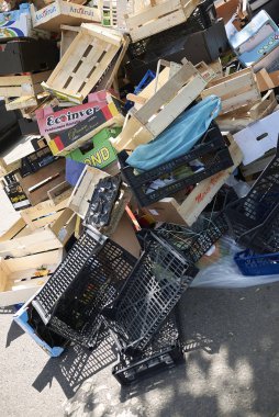 Milano, İtalya - 21 Nisan 2018: Boş meyve bir sokak pazarında krup