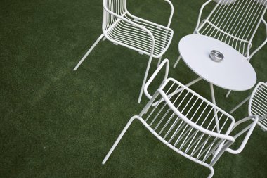 Beyaz masa ve sandalyeler Bahçe