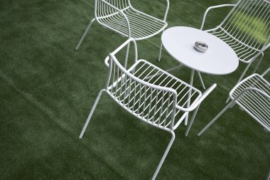 Beyaz masa ve sandalyeler Bahçe