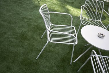 Beyaz masa ve sandalyeler Bahçe