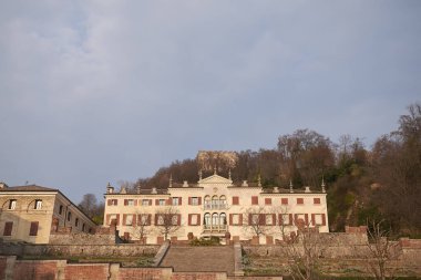 Asolo, İtalya - 26 Mart 2018 : Arka planda Villa Scotti Pasini ve Rocca görünümü
