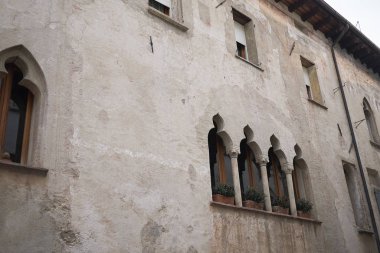 Asolo, İtalya - 26 Mart 2018 : Asolo'da eski bir binanın görünümü 