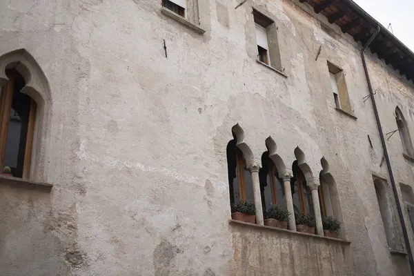 Asolo, İtalya - 26 Mart 2018 : Asolo'da eski bir binanın görünümü 