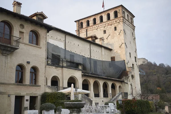 Asolo, İtalya - 26 Mart 2018 : Kraliçe Cornaro kalesinin görünümü