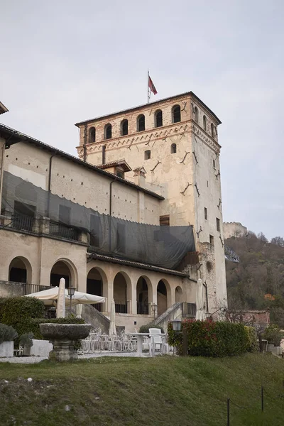 Asolo, İtalya - 26 Mart 2018 : Kraliçe Cornaro kalesinin görünümü