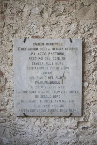 Asolo, İtalya - 26 Mart 2018 : Kraliçe Cornaro kalesinde yazma