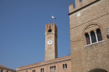 Treviso, İtalya - 26 Mart 2018: Palazzo dei Trecento ve Torre Civica'nın görünümü