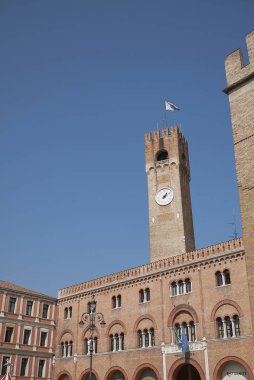Treviso, İtalya - 26 Mart 2018: Palazzo del Podesta ve Torre Civica'nın görünümü