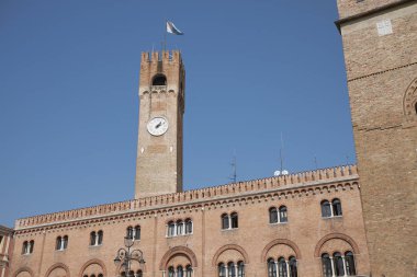 Treviso, İtalya - 26 Mart 2018: Palazzo del Podesta ve Torre Civica'nın görünümü