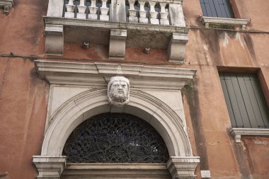 Treviso, İtalya - 29 Mayıs 2018: Treviso'da dekore edilmiş giriş