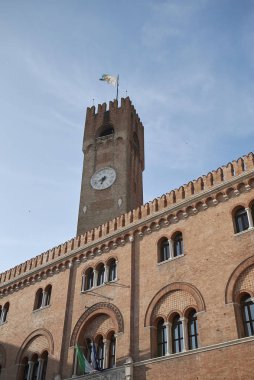 Treviso, İtalya - 29 Mayıs 2018: Palazzo del Podesta ve Torre Civica'nın görünümü